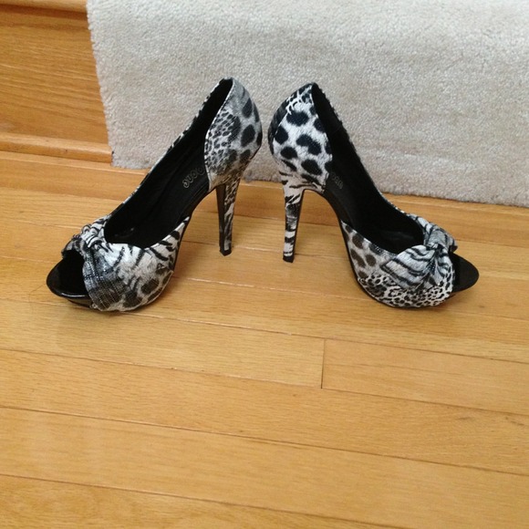 BRAND NEW animal print heels - Picture 3 of 3