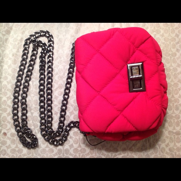 BCBGeneration super cute fuchsia messenger bag - Picture 3 of 4