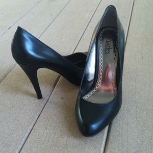 Charles David black leather pumps