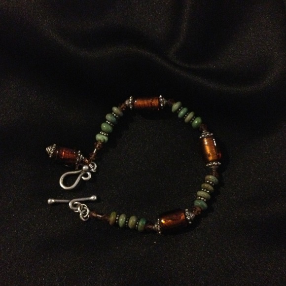 Necklace, earring, and bracelet set - Picture 4 of 4