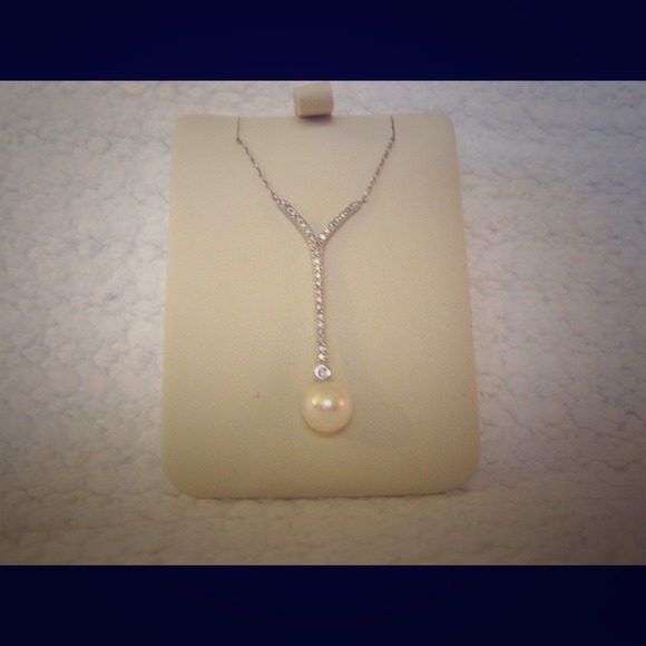 18KW Diamond & Pearl Pendant
