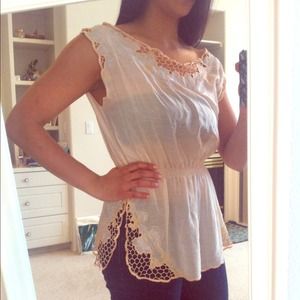 ❌❌SOLD❌❌Peach eyelet top