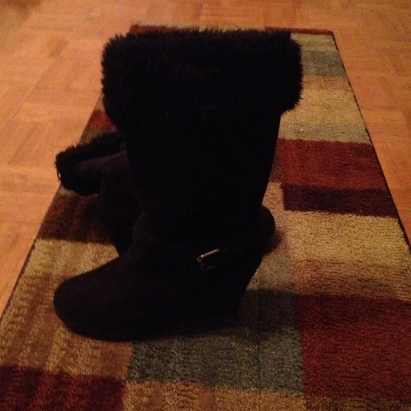 American Eagle black furry boots