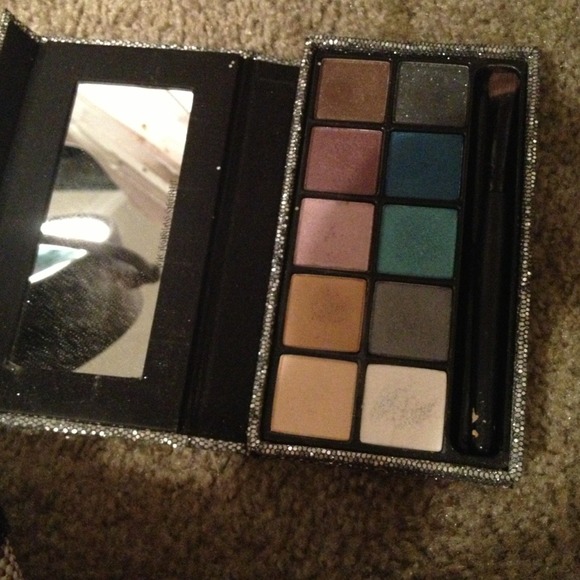 Vs Makeup - Picture 2 of 2