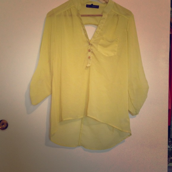 Bundle with yellow shirt and black heels