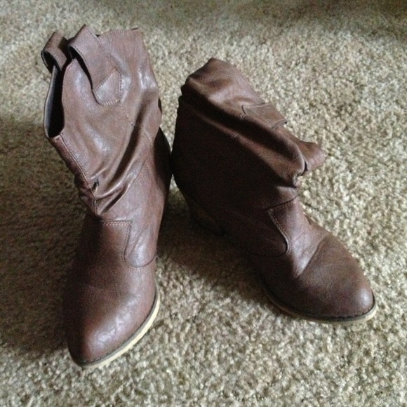 Short cowgirl boots