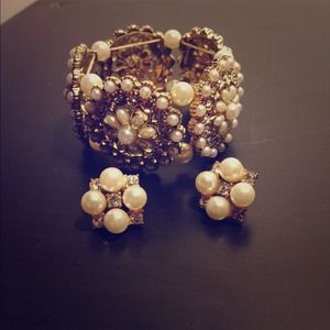 Pearl & studded bracelet and earrings SET!