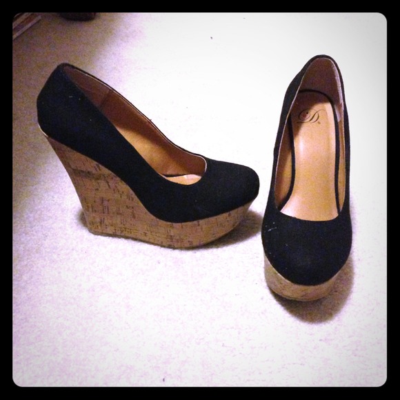 REDUCED! NEW!! Black and Tan wedges