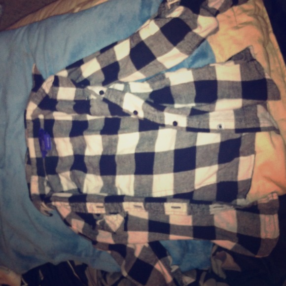 Selling a beautiful black and white shirt