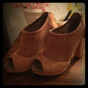 Banana republic woven peeptoe heels