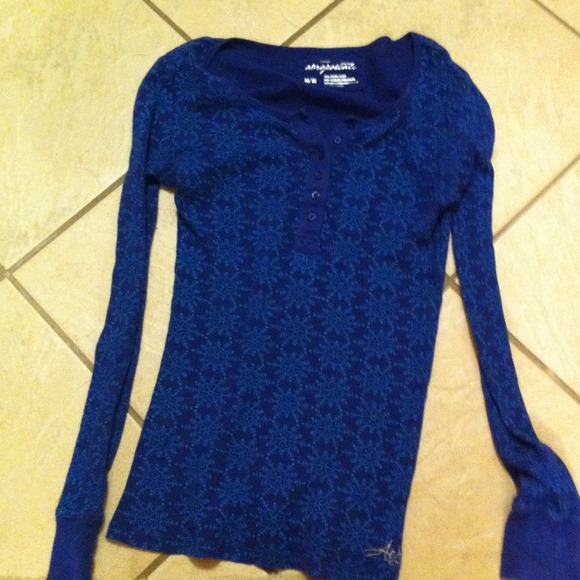 Gorgeous purple shirt with blue snowflakes! 🎽