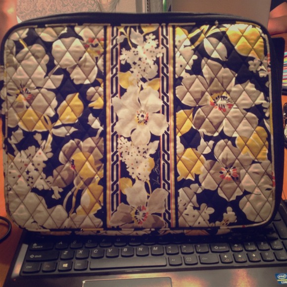 Vera Bradley laptop cover never used too small