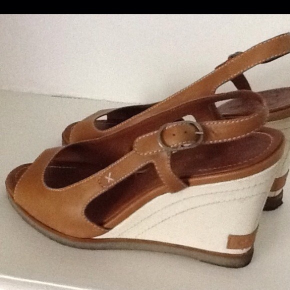 CHANEL two tone wedge - Picture 3 of 3