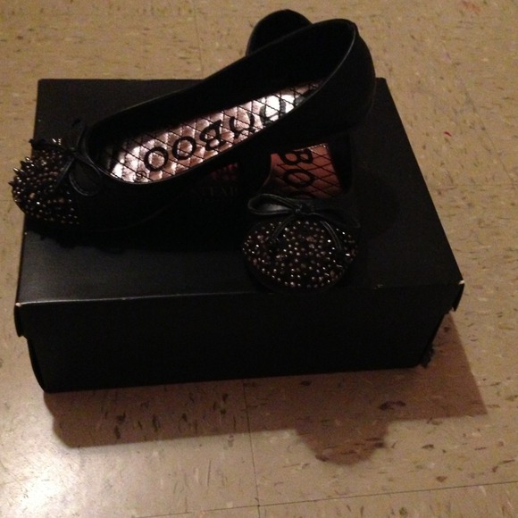 Spikes & bows. - Picture 2 of 4