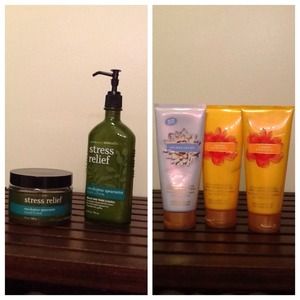 AROMATHERAPY SET AND 3 VS LOTIONS