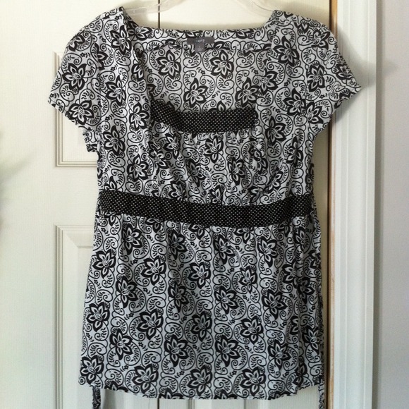 Black and white tie back floral top NWOT