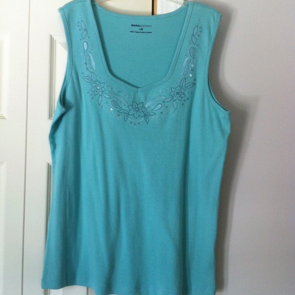 Green tank top w embroidered design NWT NW