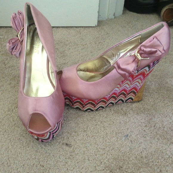 💰SOLD💰in Bundle Pink Wedge Multicolor heel - Picture 3 of 4