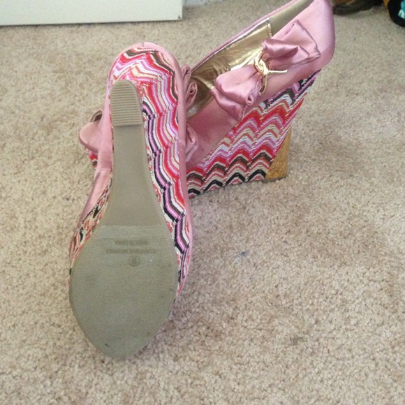 💰SOLD💰in Bundle Pink Wedge Multicolor heel - Picture 4 of 4