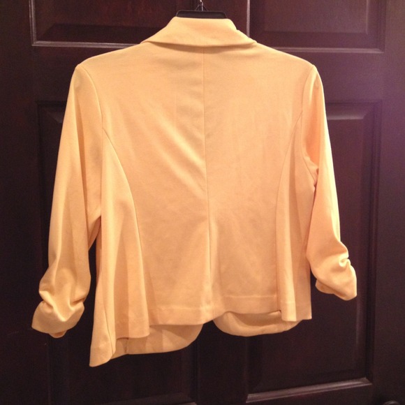 🚫TRADED🚫Yellow blazer. 💕 - Picture 3 of 4