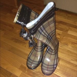 Original Burberry boots, never worn