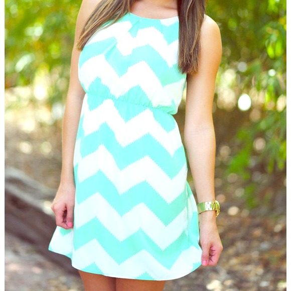 LOOKING FOR THIS DRESS!!