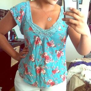 SOLD Pint floral baby blue short sleeve top