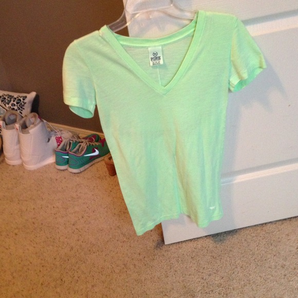 🚫🚫🚫TRADED bright green v neck - Picture 1 of 1