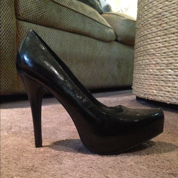 Really cute black platform pumps