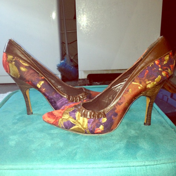 C Label Brown Floral heels with bow accent