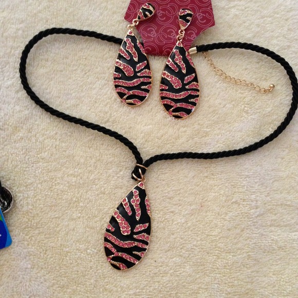 Necklace w/ matching earrings