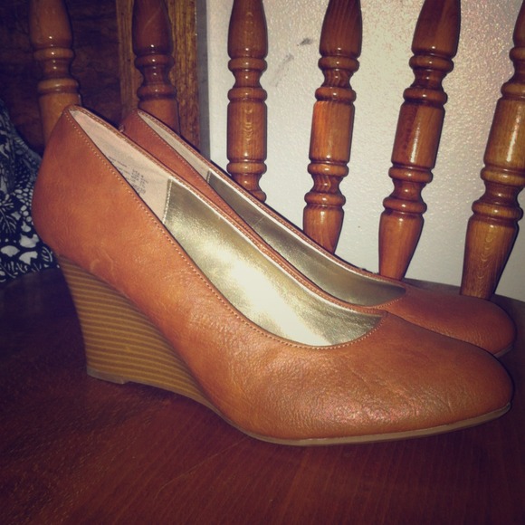 Dexter wedge heels