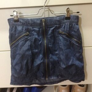 Zip- up denim skirt
