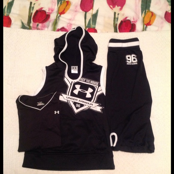Under Armour Tops - ⚡⚡Girls Under Amour set⚡⚡