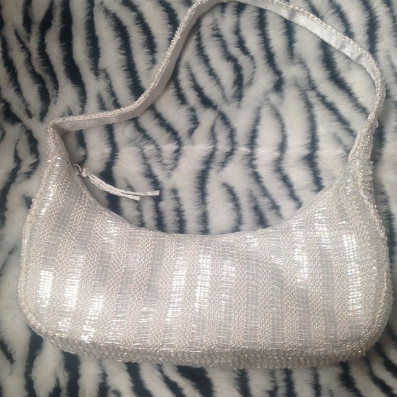 White Beaded woven handbag SEXY LIL BAG👜💎NWOT
