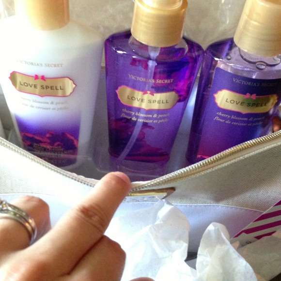 ✋SOLD 💸 VS Love Spell Clutch Gift Set Mist Lotion - Picture 2 of 4
