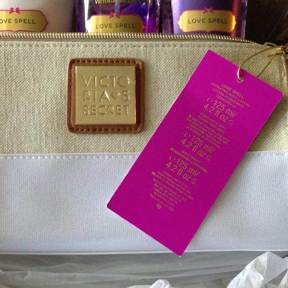 ✋SOLD 💸 VS Love Spell Clutch Gift Set Mist Lotion - Picture 3 of 4