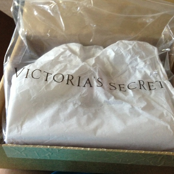 ✋SOLD 💸 VS Love Spell Clutch Gift Set Mist Lotion - Picture 4 of 4