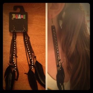 Long black earrings with diamonds and feathers