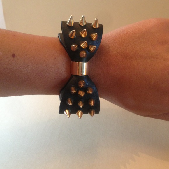 💥SOLD💥🎉HOST PICK🎉Black Spike Bow Bracelet - Picture 2 of 2