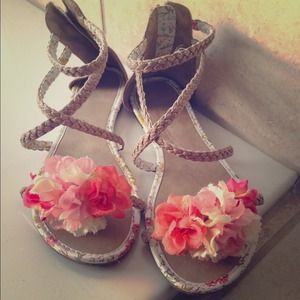 🌺Flowered sandals for sale Size 7.🌺