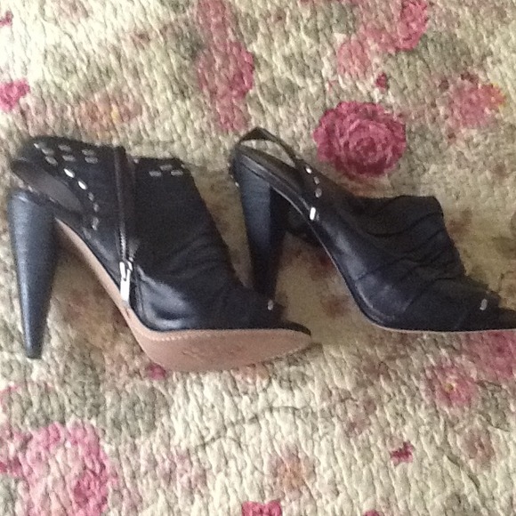 Vince Camuto black leather pumps