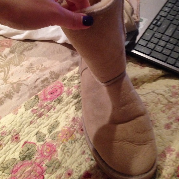 Short Ugg boots - Picture 2 of 4
