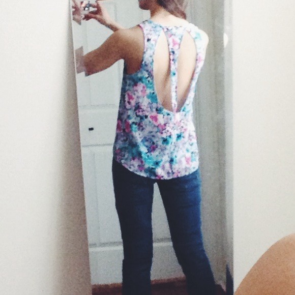 • Material Girl Floral Cutout Top • - Picture 2 of 2