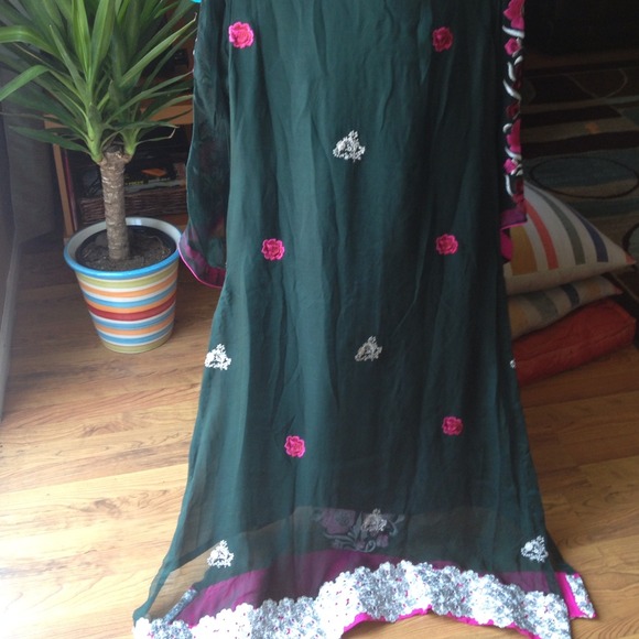Pakistani new style gown .. - Picture 2 of 3