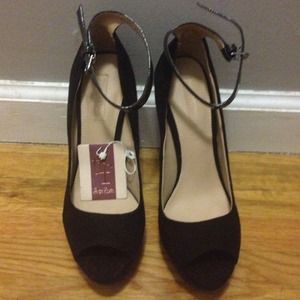 Open toe black and blue sued