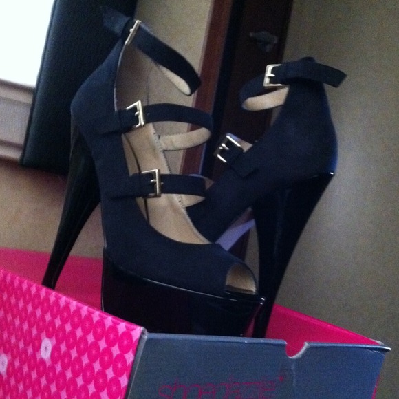 SHOEDAZZLE  Shoes - 💖BRAND NEW HEELS💖
