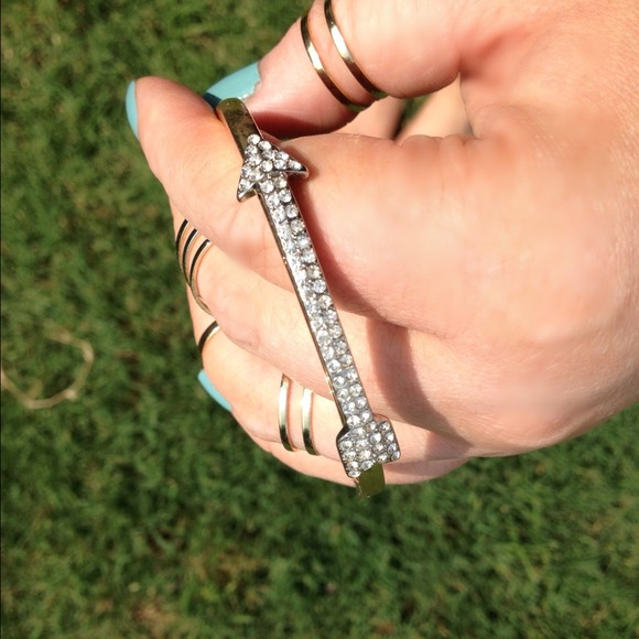 UNAVAILABLE // Pave arrow gold bangle bracelet - Picture 3 of 4