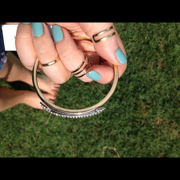 UNAVAILABLE // Pave arrow gold bangle bracelet - Picture 4 of 4