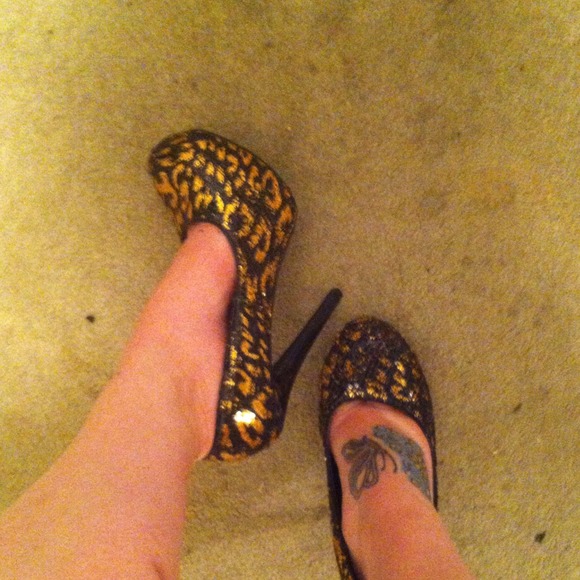 Gold and black sequin high heels - Picture 4 of 4